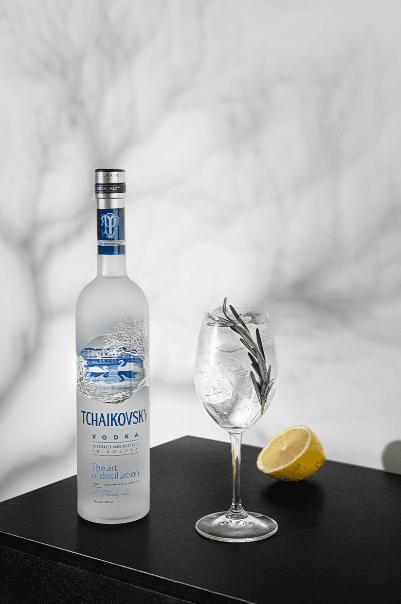 Чайковский в подарочной упаковке с двумя стопками 0.7 л