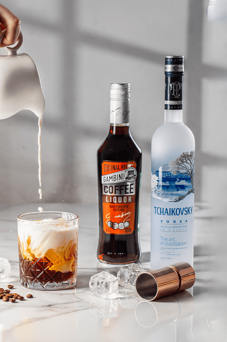 Чайковский в подарочной упаковке с двумя стопками 0.7 л