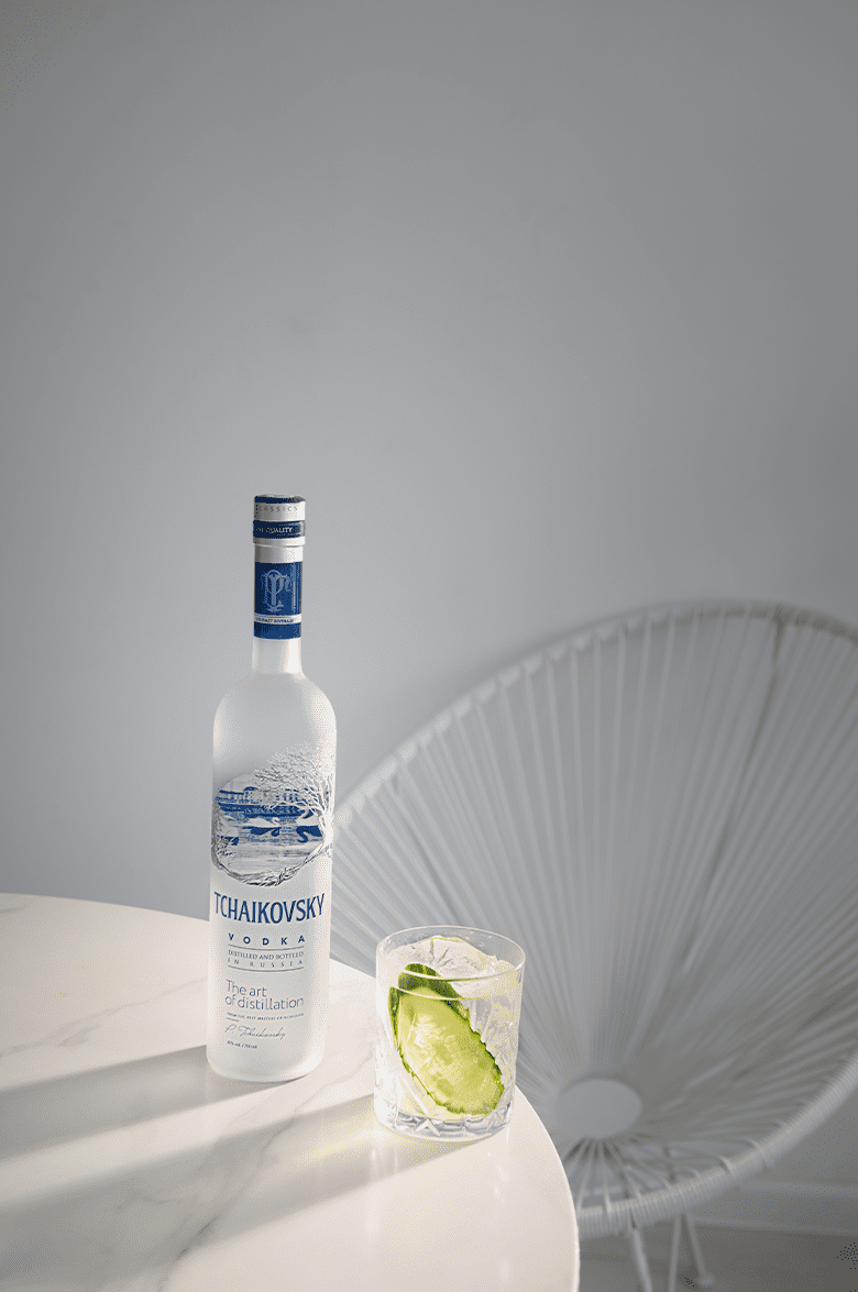 Чайковский в подарочной упаковке с двумя стопками 0.7 л