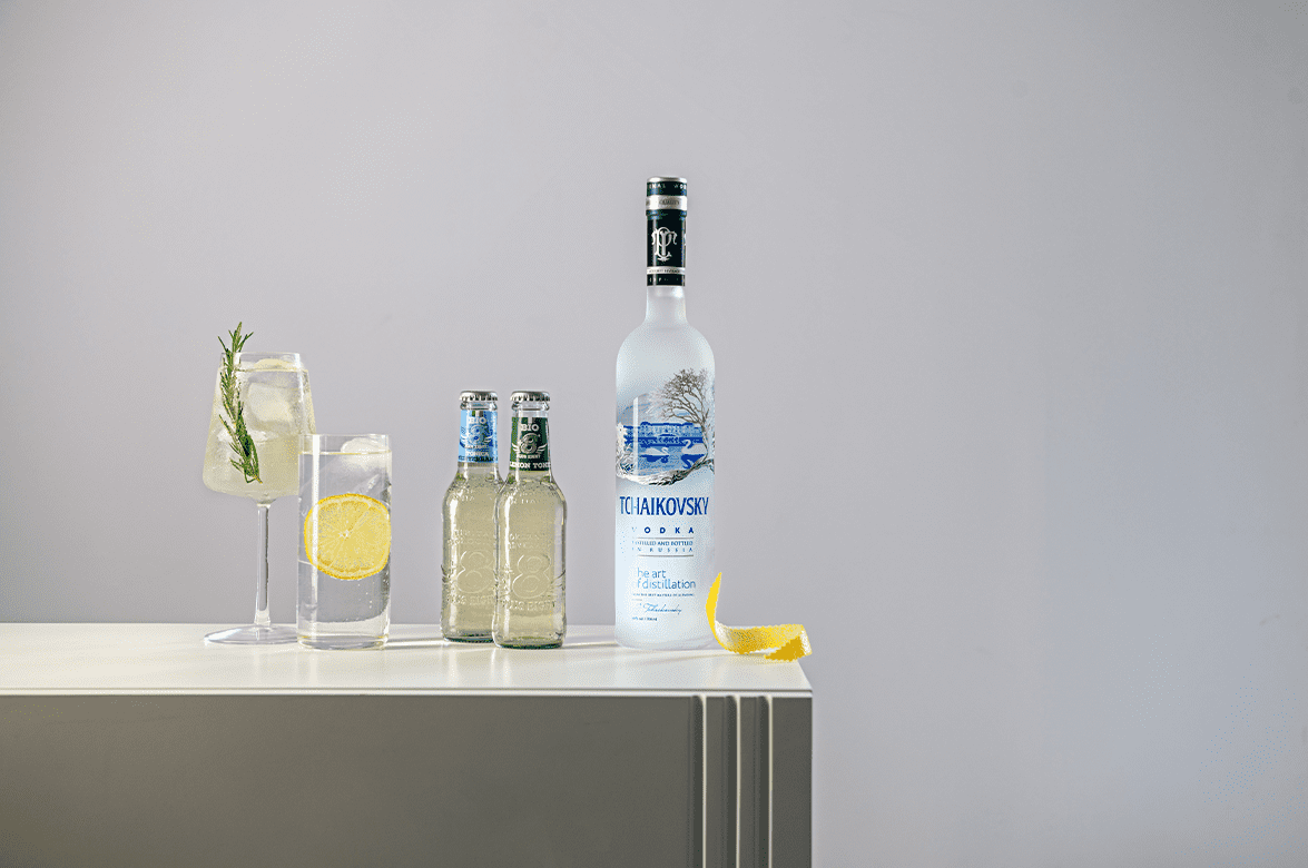 Чайковский в подарочной упаковке с двумя стопками 0.7 л