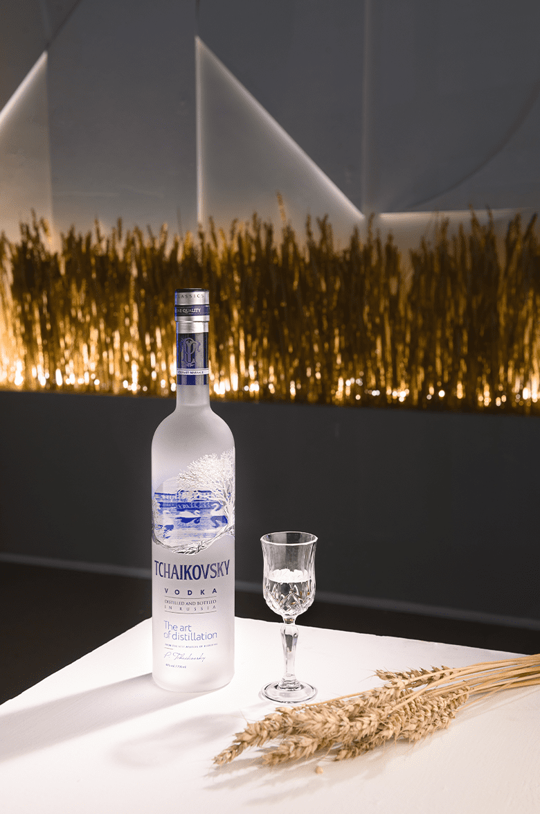 Чайковский в подарочной упаковке с двумя стопками 0.7 л